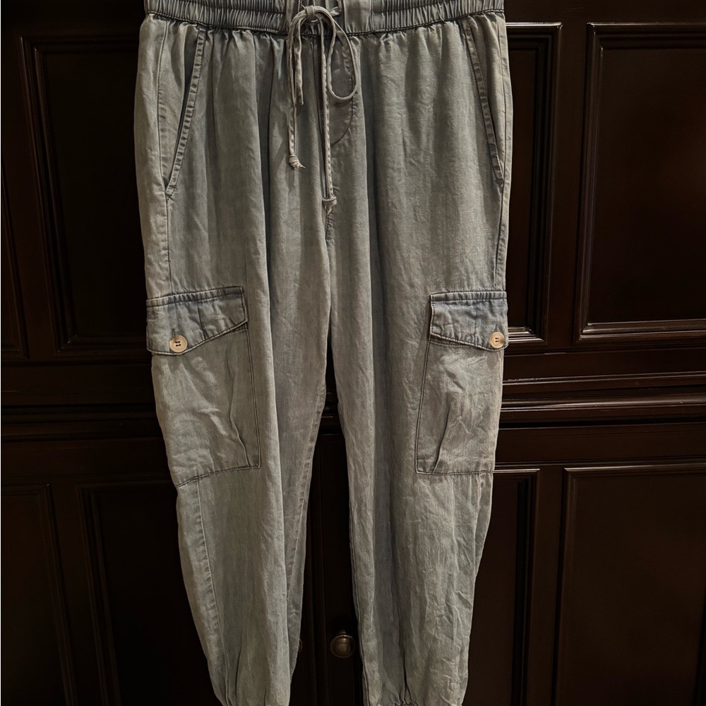 Dress Forum Los Angeles Women’s Light Wash Denim Cargo Joggers - Picture 12 of 12
